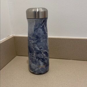 Swell stainless steel water bottle 20 oz blue marble